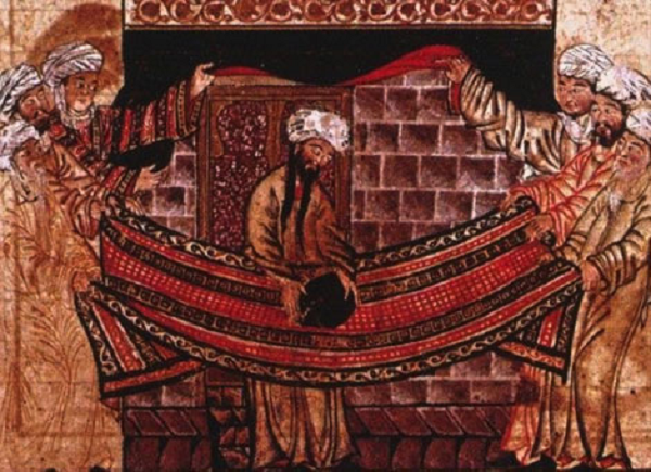 Bên trong, sàn nhà lát cẩm thạch và đá vôi, có 3 cột trụ. Phiến đá thánh Hắc Thạch nằm ở góc đông nam của tòa nhà, cao hơn mặt đất 1,5 m. Bề mặt nó đen bóng, theo quan niệm của đạo Hồi, tảng đá vốn màu trắng, nhưng dần chuyển đen vì "hấp thu tội lỗi của nhân loại".