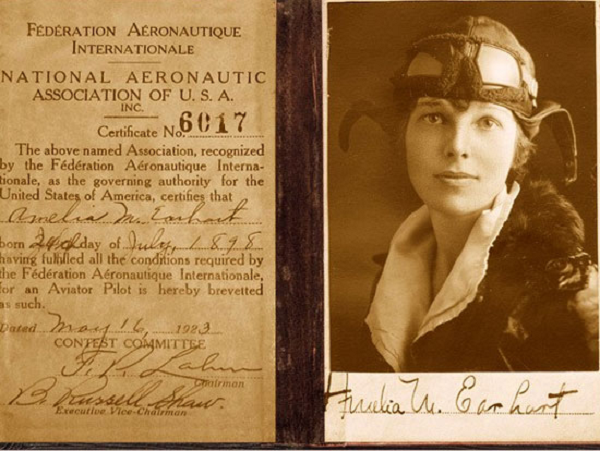 Nữ phi công Amelia Earhart là người đầu tiên nhận được huân chương Distinguished Flying Cross của Hoa Kỳ, chứng nhận là người phụ nữ đầu tiên bay xuyên Đại Tây Dương. Không chỉ thế, bà còn là một nhà văn, người đi đầu trong tổ chức các phi công nữ The Ninety -Nines của Mỹ.
