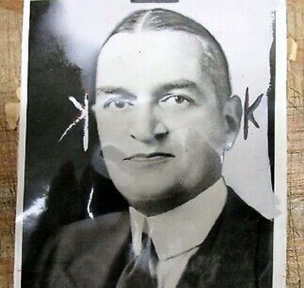 Nhưng thật kỳ lạ, 10 ngày sau khi Joseph mất tích, vợ ông mới phát giác và đi báo cảnh sát. Không dấu vết, không bằng chứng, cuối cùng hồ sơ về vụ mất tích này chính thức khép lại. Không ai biết giờ này Joseph Force Crater còn sống hay đã chết nên người dân New York gọi ông là “The Missingest Man in New York” (tạm dịch là: Người đàn ông mất tích bí ẩn nhất New York).