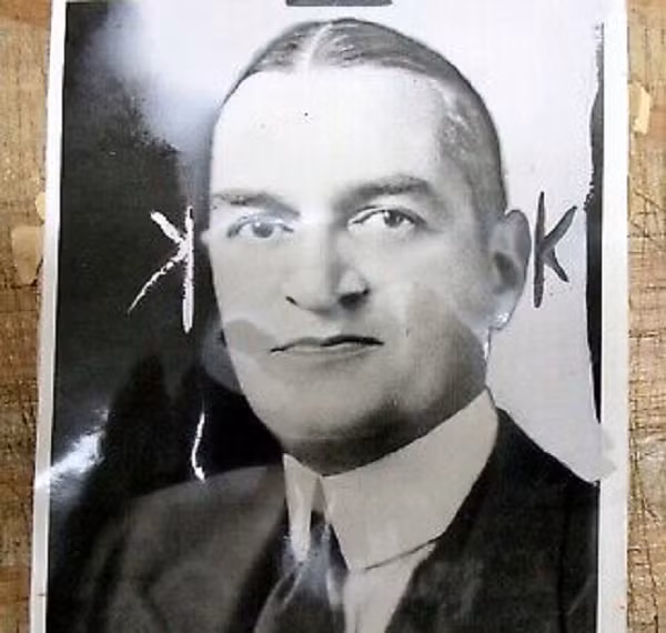 Nhưng thật kỳ lạ, 10 ngày sau khi Joseph mất tích, vợ ông mới phát giác và đi báo cảnh sát. Không dấu vết, không bằng chứng, cuối cùng hồ sơ về vụ mất tích này chính thức khép lại. Không ai biết giờ này Joseph Force Crater còn sống hay đã chết nên người dân New York gọi ông là “The Missingest Man in New York” (tạm dịch là: Người đàn ông mất tích bí ẩn nhất New York).