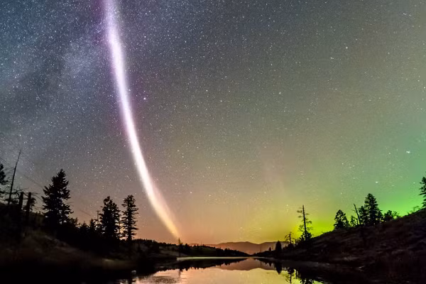 Bóng ma vũ trụ bí ẩn này mới đây đã xuất hiện sau 2 ngày ròng Trái Đất hứng bão địa từ - là những quả pháo sáng đầy năng lượng bắn ra từ Mặt Trời, đâm sầm vào từ quyển Trái Đất.