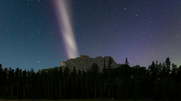 STEVE là chữ viết tắt của cụm từ mang nghĩa "tăng cường vận tốc nhiệt mạnh", là một dòng khí nóng, mỏng, dài, cắt ngang bầu trời hàng trăm km.