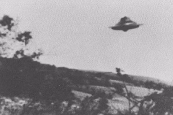 Vào ngày 8/1/2008, hàng chục người dân tại thành phố Stephenville, bang Texas, Mỹ trông thấy một vật thể lớn kỳ lạ bay ngang qua bầu trời. Một báo cáo từ Cơ quan Hàng không Liên bang Mỹ (FAA) khẳng định radar có nhận thấy một vật thể rất lớn đang bị các máy bay bám đuổi ngay thời điểm mà các nhân chứng thấy UFO.