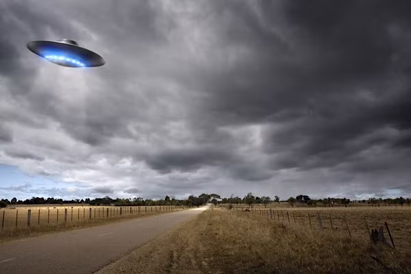 Ngày 19/7/1952, một nhân viên không lưu tại sân bay Washington phát hiện bảy vật thể bay trên màn hình radar. Vài phút sau hai nhân viên tại một trạm không lưu khác thuộc sân bay này cũng xác nhận có trông thấy một vệt sáng màu cam lơ lửng bên trên sân bay.