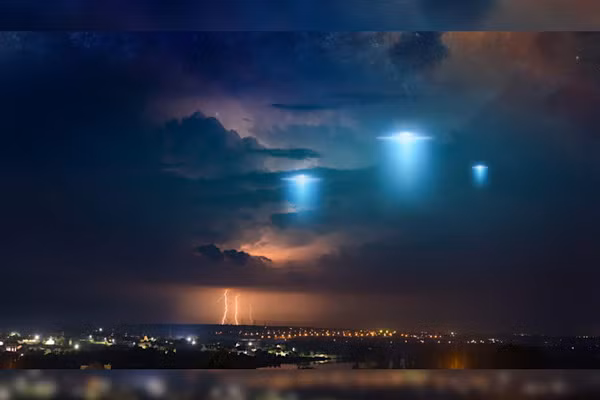 Đêm 31/3/1990 (giờ địa phương), radar của một trạm giám sát hàng không tại thị trấn Glons thuộc Liège (Bỉ) đã phát hiện các vật thể hình tam giác trên bầu trời ngay sau khi trung tâm này nhận được nhiều cuộc gọi báo cáo trông thấy những ánh sáng kỳ lạ lấp lánh như sao và liên tục chuyển màu trên trời.