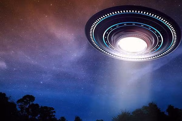 Vào tháng 3/2004, một phi đội máy bay do thám của quân đội Mexico đã bắt gặp ba vật thể bay không xác định trên màn hình radar khi đang tuần tra theo dõi đường dây buôn ma túy. Trong vòng 30 phút, họ ghi lại được 11 vật thể kỳ lạ đang bay với vận tốc cực lớn và trong lúc bay bám theo đã có lúc cả phi đội bị các vật thể lạ vây quanh.