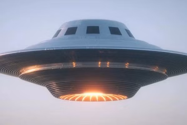 Vào ngày 17/11/1986, toàn bộ phi hành đoàn trên một chiếc máy bay chở hàng của Nhật đã trông thấy hai UFO di chuyển bên trái máy bay của họ khi đang bay ngang qua Alaska. Dưới mặt đất, màn hình radar của FAA cũng phát hiện các vật thể lạ và đã hướng dẫn cho máy bay Nhật chuyển hướng để tránh các vật thể này.