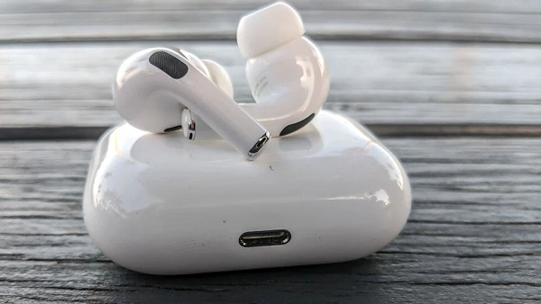 AirPods Pro 2 sẽ có thiết kế mới, hỗ trợ định dạng Apple Lossless (ALAC) và hộp sạc có thể phát ra âm thanh để người dùng tìm ra vị trí khi sử dụng tính năng Find My.