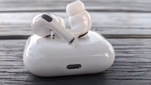 AirPods Pro 2 sẽ có thiết kế mới, hỗ trợ định dạng Apple Lossless (ALAC) và hộp sạc có thể phát ra âm thanh để người dùng tìm ra vị trí khi sử dụng tính năng Find My.