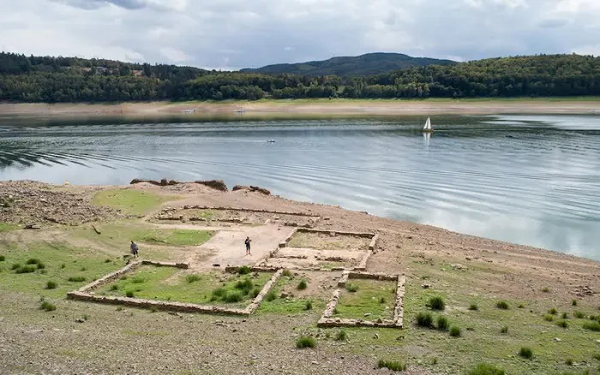 Edersee-Atlantis, ngôi làng Berich bị bỏ hoang gần Waldeck ở Đức, lấy cảm hứng từ thành phố cổ Atlantis. Tuy nhiên giờ đây nó có lẽ phải đổi biệt danh vì không còn chìm dưới nước như Atlantis.