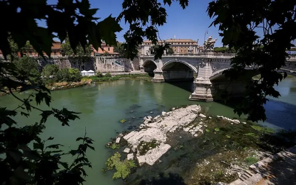 Hạn hán làm cho sông Tiber ở thủ đô Rome của Italy trở nên khô cạn. Lòng hồ "trần trụi", để lộ ra một cây cầu từ thời La Mã.