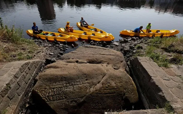 Hạn hán đã để lộ ra những tảng đá "đói" có niên đại từ năm 1616 dưới lòng sông Elbe ở Cộng hòa Séc. Chúng được cho là cảnh báo về những thời kỳ khó khăn sắp tới mà con người sẽ đối mặt khi những con sông khô cạn.