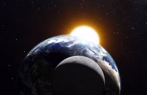 Mặt trăng của chúng ta vô cùng bất thường. Hầu hết mặt trăng của các hành tinh khác hình thành từ việc lực hấp dẫn của hành tinh "bắt cóc" các khối đá lang thang trong không gian, ví dụ như cặp mặt trăng hình củ khoai tây của Sao Hỏa.