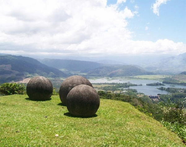 Những quả cầu đá bí ẩn ở đồng bằng sông Diquis, Costa Rica là bí ẩn lạ lùng nhất. Kể từ năm 1930, hàng trăm quả cầu bằng đá này, đã được tìm thấy có kích thước từ vài cm đến hơn 2m và một số có cân nặng tới 16 tấn. Những quả cầu lớn này là tác phẩm điêu khắc bằng đá nguyên khối được thực hiện bởi bàn tay của con người.