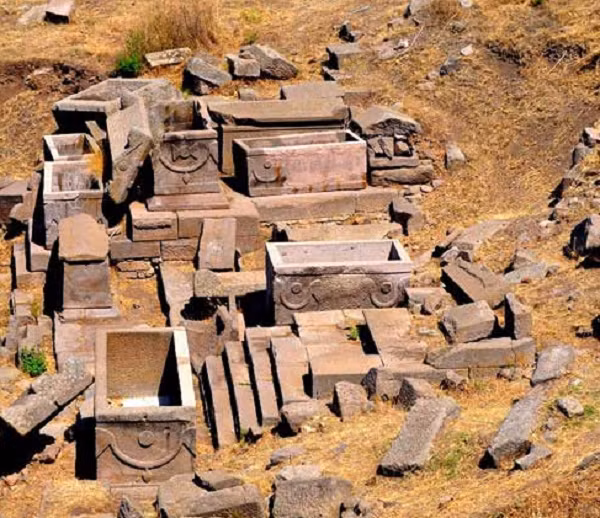 Những phần quách ở Thổ Nhĩ Kỳ nằm trên thành phố cổ Assos có một khả năng khác thường: Chúng có thể tiêu thụ và làm tan rã xác chết rất nhanh. Đến nay, các chuyên gia vẫn chưa có lời giải rõ ràng về hiện tượng này.