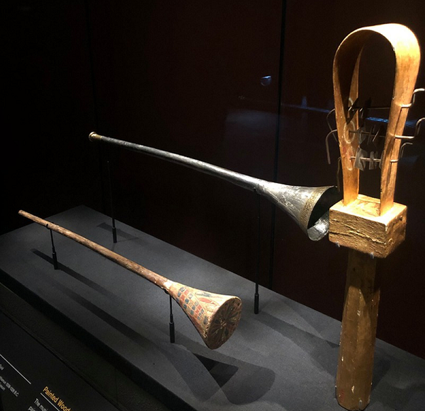 Im hơi lặng tiếng suốt hơn 3.000 năm, cặp kèn rốt cuộc đã được dùng để trình diễn trong một buổi hòa nhạc phát thanh trực tiếp tới 150 triệu thính giả trên khắp thế giới của đài BBC vào năm 1939.