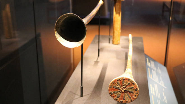 Một sự cố bất ngờ xảy ra khiến cả thủ đô Cairo của Ai Cập bị mất điện và buổi hòa nhạc phải diễn ra trong ánh nến. Theo Rex Keating, phát thanh viên BBC vào thời điểm đó, trong quá trình diễn tập chuẩn bị cho buổi hòa nhạc, chiếc kèn bạc của Vua Tut bị nứt.