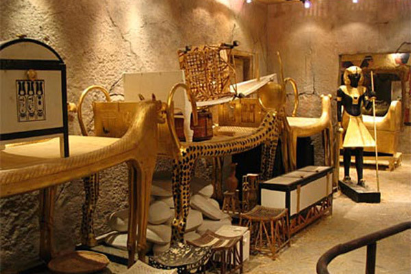 Chiếc kèn bằng đồng từng bị đánh cắp khỏi bảo tàng Cairo, Ai Cập trong một cuộc bạo loạn năm 2011. Tuy nhiên, nó được bí mật trả lại bảo tàng vài tháng sau đó.