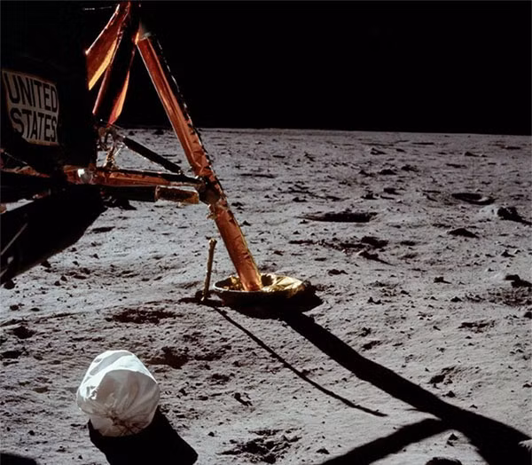 Ngoài ra, vùng này có thể chứa các hợp chất dễ bay hơi tiết lộ lịch sử địa chất của Mặt Trăng và dấu vết của hành tinh thứ 9 bí ẩn trong truyền thuyết. Tên lửa và tàu không gian Orion cho sứ mệnh Artemis I đã đến bệ phóng 39B tại Trung tâm không gian Kennedy của NASA ở bang Florida ngày 17/8.