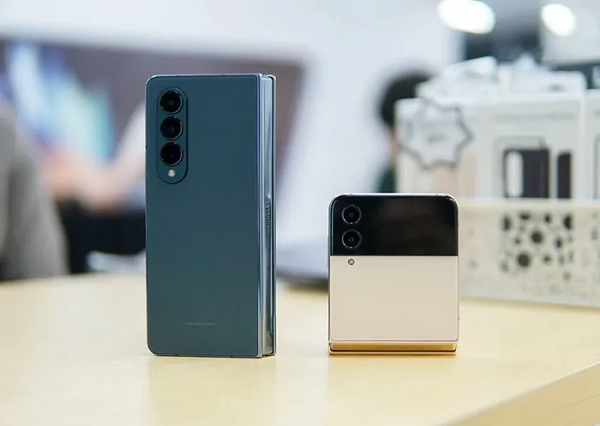 Thiết bị hỗ trợ chống nước theo tiêu chuẩn IPX8, cho khả năng chống chịu nước ở độ sâu 1,5 m trong thời gian 30 phút. Z Flip 4 chủ yếu hướng đến phái nữ với ngoại hình nhỏ gọn, bóng bẩy và thời trang. (Ảnh: Minh Hiếu/Vietnam+).