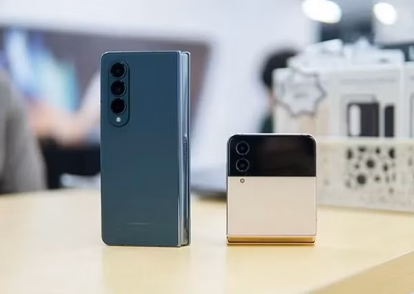 Thiết bị hỗ trợ chống nước theo tiêu chuẩn IPX8, cho khả năng chống chịu nước ở độ sâu 1,5 m trong thời gian 30 phút. Z Flip 4 chủ yếu hướng đến phái nữ với ngoại hình nhỏ gọn, bóng bẩy và thời trang. (Ảnh: Minh Hiếu/Vietnam+).