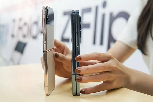 Trong khi đó, màn hình chính bên trong khi mở rộng cho kích thước lên tới 7,6 inch, sử dụng tấm nền Dynamic AMOLED 2X với tần số quét linh hoạt 1 - 120 Hz và độ sáng đạt 1000 nit. (Ảnh: Minh Hiếu/Vietnam+).