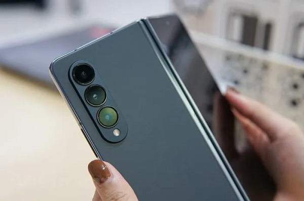 Tuy nhiên, do thay đổi về kích thước nên tỷ lệ của màn hình của máy cũng thay đổi theo, trở thành 23,1 : 9 thay vì 23,5 : 9 như trên thế hệ cũ. Samsung đã nâng cấp cho Z Fold 4 camera chính lên hẳn độ phân giải 50MP (Fold 3 chỉ là 12MP), có OIS, khẩu độ F1.8, lấy nét Dual Pixel AF. (Ảnh: Minh Hiếu/Vietnam+).