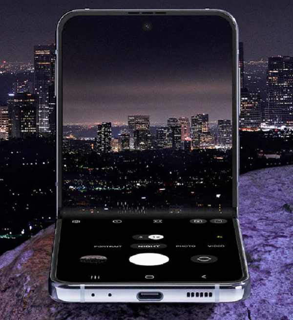 Khung nhôm trên phiên bản Z Flip mới được hoàn thiện bóng thay vì mờ như trước đây. Màn hình phụ hiển thị của máy có kích thước 1,9 inch, mặt lưng kính Gorilla Glass DX nhám mờ tương phản tốt với phần khung kim loại mang đến một thiết kế có tổng thể tinh tế và góc cạnh hơn.