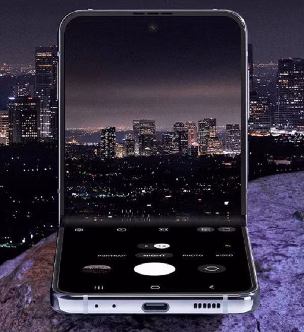 Khung nhôm trên phiên bản Z Flip mới được hoàn thiện bóng thay vì mờ như trước đây. Màn hình phụ hiển thị của máy có kích thước 1,9 inch, mặt lưng kính Gorilla Glass DX nhám mờ tương phản tốt với phần khung kim loại mang đến một thiết kế có tổng thể tinh tế và góc cạnh hơn.