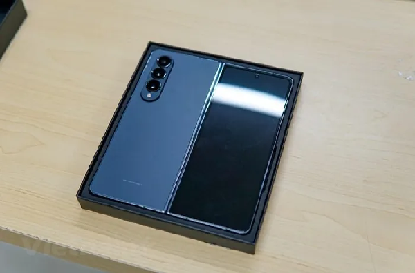 Màn hình phụ của máy vẫn sở hữu kích thước 6,2 inch với thiết kế Infinity-O tràn viền, sử dụng tấm nền Dynamic AMOLED 2X, tần số quét linh hoạt 48 - 120 Hz. (Ảnh: Minh Hiếu/Vietnam+).