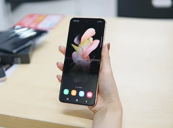 Máy sở hữu bộ vi xử lý Snapdragon 8 Plus Gen 1, RAM 8 GB đi kèm tùy chọn bộ nhớ 128 GB, 256 GB và 512 GB. Pin của máy đã được nâng cấp dung lượng lên thành 3.700 mAh, hỗ trợ sạc nhanh lên 25 W. (Ảnh: Minh Hiếu/Vietnam+).