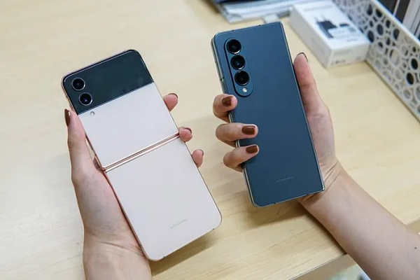 Hiện hai mẫu điện thoại trên đang được một số nhà phân phối chào bán với giá từ 23,9 triệu đồng với Z Flip 4 và từ 40,9 triệu đồng với Z Fold. (Ảnh: Minh Hiếu/Vietnam+).