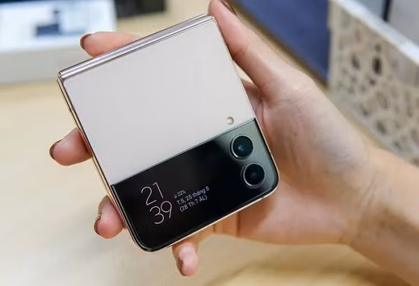 Galaxy Z Flip 4 vẫn được trang bị màn hình AMOLED 6,7 inch với tần số quét linh hoạt từ 1 - 120 Hz. So với phiên bản tiền nhiệm, Galaxy Z Flip4 chủ yếu được nâng cấp về sức mạnh bên trong. (Ảnh: Minh Hiếu/Vietnam+).