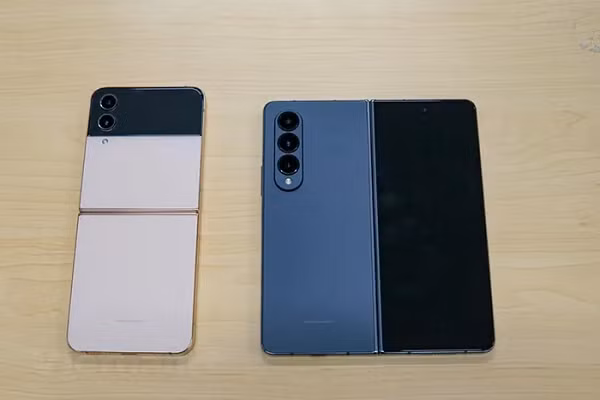 Galaxy Z Fold 4 được trang bị màn hình gập với lớp kính siêu mỏng, có độ bền tăng hơn 45% so với phiên bản tiền nhiệm Galaxy Z Fold 3. (Ảnh: Minh Hiếu/Vietnam+).