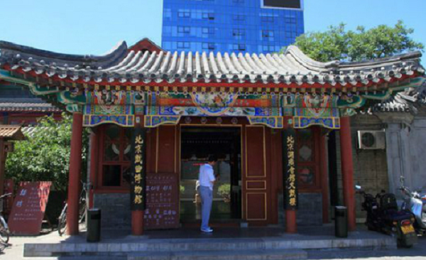 Buổi đêm, người trong phủ thường nghe thấy tiếng phụ nữ khóc, thậm chí có người còn khẳng định họ từng nhìn thấy bóng phụ nữ mặc áo trắng lướt đi trong vườn.. Tất cả những câu chuyện kể trên chỉ là lời đồn, truyền từ đời này sang đời khác, chưa hề được chứng thực.