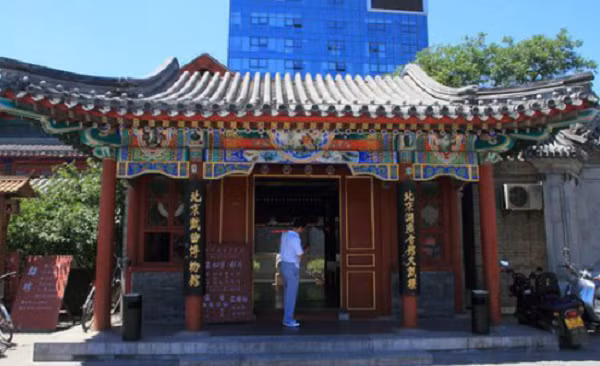 Buổi đêm, người trong phủ thường nghe thấy tiếng phụ nữ khóc, thậm chí có người còn khẳng định họ từng nhìn thấy bóng phụ nữ mặc áo trắng lướt đi trong vườn.. Tất cả những câu chuyện kể trên chỉ là lời đồn, truyền từ đời này sang đời khác, chưa hề được chứng thực.