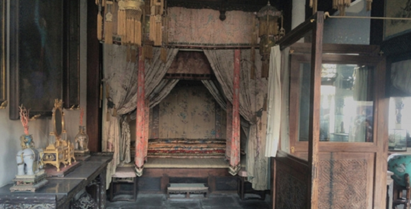 Sau khi con trai Phùng Thị chết khi còn nhỏ, bà đau buồn, sinh bệnh rồi sớm qua đời. Từ đó, dân gian bắt đầu đồn đại rằng, Cung Vương phủ cũng bị "hồn ma" Phùng Thị ám.