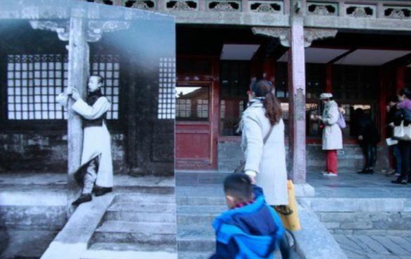 Hòa Thân cũng có một hậu cung đông đúc với hơn 80 thê thiếp. Trong phủ có một nơi được xây dựng kỳ công mà Hòa Thân dành riêng cho một người thiếp, tên là Phùng Thị mà ông ta rất yêu chiều.