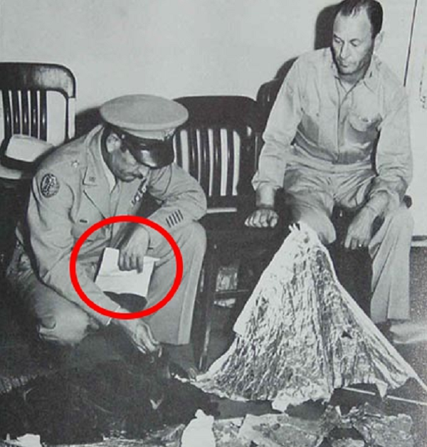 Chiều muộn hôm 8/7/1947, một cuộc họp báo gấp rút diễn ra tại Sở chỉ huy Lực lượng không quân số 8 tại Fort Worth, đích thân tướng Roger Ramey tuyên bố: vụ đĩa bay rơi ở trang trại Foster chỉ là 1 sự nhầm lẫn đáng tiếc; mảnh vỡ đĩa bay chẳng qua chỉ là quả khí cầu đo thời tiết mang radar được làm bằng nhôm và gỗ balsa.