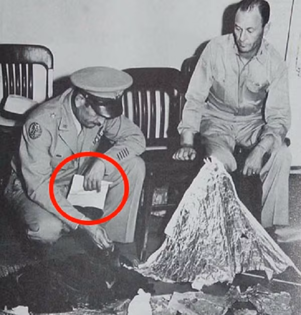 Chiều muộn hôm 8/7/1947, một cuộc họp báo gấp rút diễn ra tại Sở chỉ huy Lực lượng không quân số 8 tại Fort Worth, đích thân tướng Roger Ramey tuyên bố: vụ đĩa bay rơi ở trang trại Foster chỉ là 1 sự nhầm lẫn đáng tiếc; mảnh vỡ đĩa bay chẳng qua chỉ là quả khí cầu đo thời tiết mang radar được làm bằng nhôm và gỗ balsa.