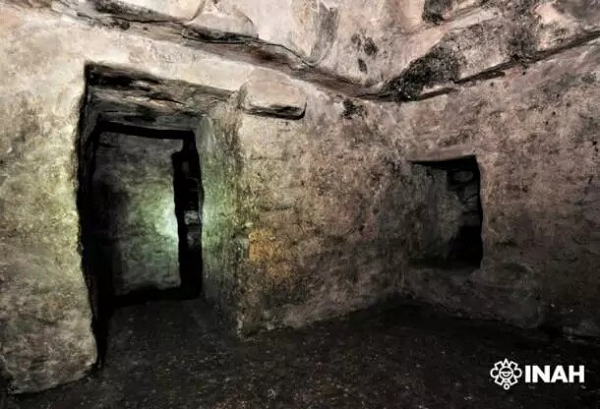 Hang Tử thần vốn là là một hệ thống hầm nhỏ được nối với nhau bằng cầu thang và bậc thang, bao gồm phần chính là một hầm mộ dài 8 m. Bên trong chứa 400 quả bóng bằng loại cao su đặc biệt của người Maya.