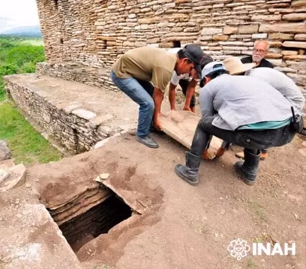 Bên dưới một kim tự tháp quan trọng thuộc di tích thành phố cổ Po'p (Tonia) của người Maya thời tiền Columbia, các nhà khoa học đã tìm thấy đường dẫn xuống một chiếc Hang Tử thần.