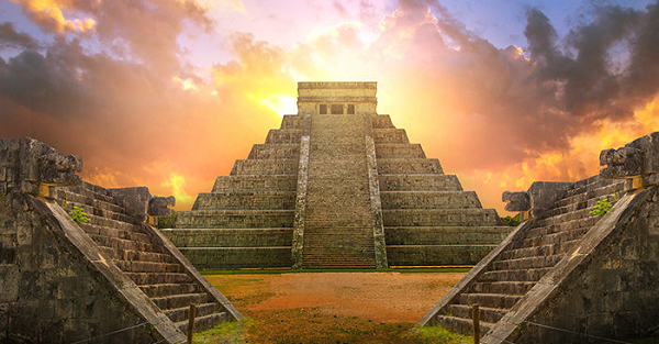 Nền văn minh Maya được xây dựng bởi những người Maya, bộ tộc thổ dân châu Mỹ 2000 năm trước đây sinh sống ở bán đảo Yucatán của Trung Mỹ.