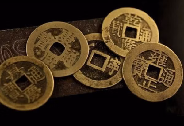 Bên cạnh đó, việc vận chuyển tiền xu cũng vô cùng khó khăn. Thời cổ đại, do giá trị của tiền xu tương đối thấp nên khi đem chôn sẽ chôn một số lượng vô cùng lớn.