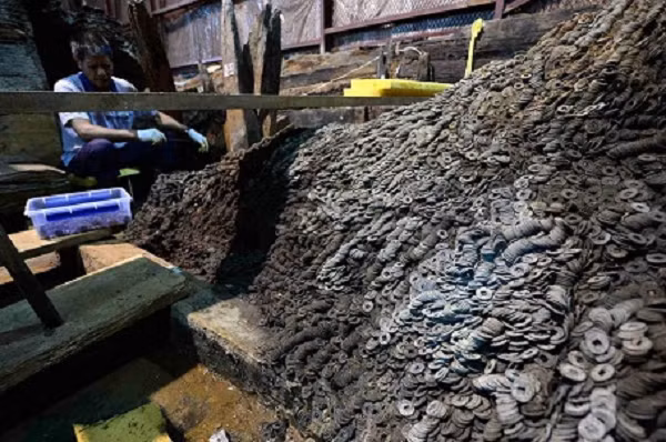 Không giống như các di vật văn hóa khác trong các ngôi mộ cổ, tiền xu có đặc điểm niên đại rõ ràng. Ai có trong tay những đồng tiền cổ đồng nghĩa với việc họ có liên quan đến các vụ trộm mộ và sẽ thu hút sự điều tra của triều đình và các quan chức.