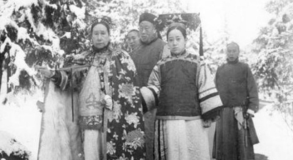 Vào năm 1983, chính phủ Trung Quốc thành lập một tổ công tác gồm 13 người, nhiệm vụ chính của họ là tu bổ lại di hài cũng như khu lăng mộ của Từ Hy Thái Hậu.