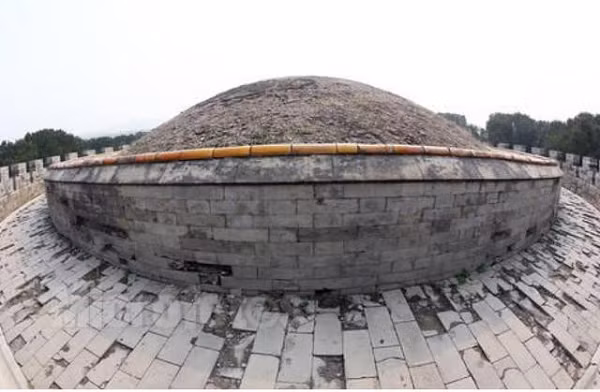 Bà từng uống sữa người, tẩy da chết bằng hàng chục chiếc khăn tắm một lần, rửa mặt với bột ngọc trai quý giá để duy trì được sắc đẹp... Chiếc gối ngủ của Từ Hy Thái hậu được làm từ hoa cúc phơi khô và thảo dược quý hiếm.