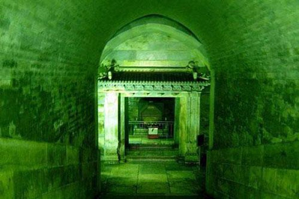 Tương truyền rằng, khi cạy viên dạ minh châu trong miệng Từ Hy ra, thì qua vài giờ đồng hồ, da thịt xác chết trở nên biến dạng, để qua vài ngày thì khô quắt như xác chết lâu ngày.