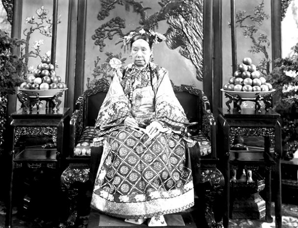 Tất cả đá dùng trong lăng mộ Từ Hy đều là loại Hán bạch ngọc thượng phẩm, được điêu khắc cực kỳ tinh xảo. Ngày 4/7/1928, thuộc hạ của Tôn Điện Anh là Đàm Ôn Giang và Hàn Đại Bảo đưa công binh đến khai quật lăng mộ của Từ Hy Thái hậu, được gọi là Phổ Đà Dụ Định Đông lăng.