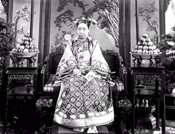 Tất cả đá dùng trong lăng mộ Từ Hy đều là loại Hán bạch ngọc thượng phẩm, được điêu khắc cực kỳ tinh xảo. Ngày 4/7/1928, thuộc hạ của Tôn Điện Anh là Đàm Ôn Giang và Hàn Đại Bảo đưa công binh đến khai quật lăng mộ của Từ Hy Thái hậu, được gọi là Phổ Đà Dụ Định Đông lăng.